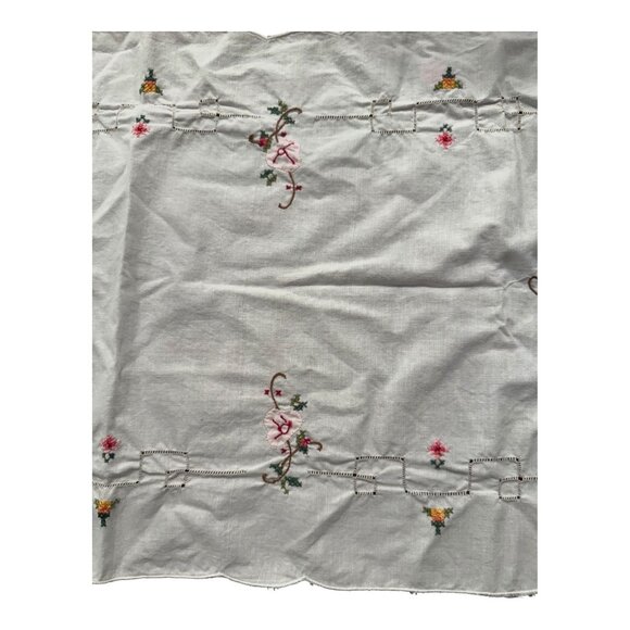 Vtg White Floral Embroidered Table Runner Scarf Scalloped Edges & Cutout Detaili - Picture 3 of 7